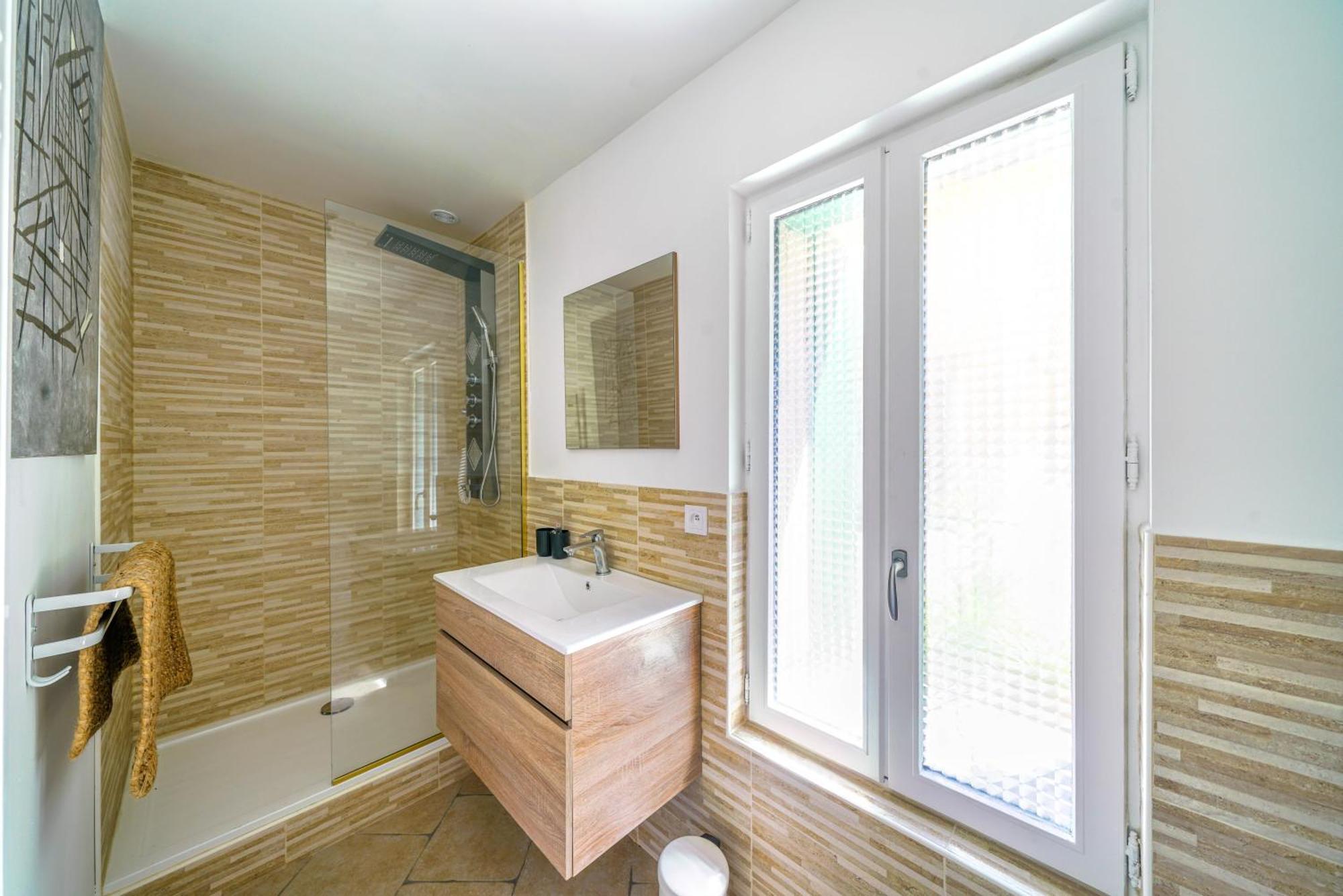 Gite En Face Du Chateau De Nizas, 4 Chambres D'Hotes Et 1 Appartement Familial Avec 2 Chambres Extérieur photo