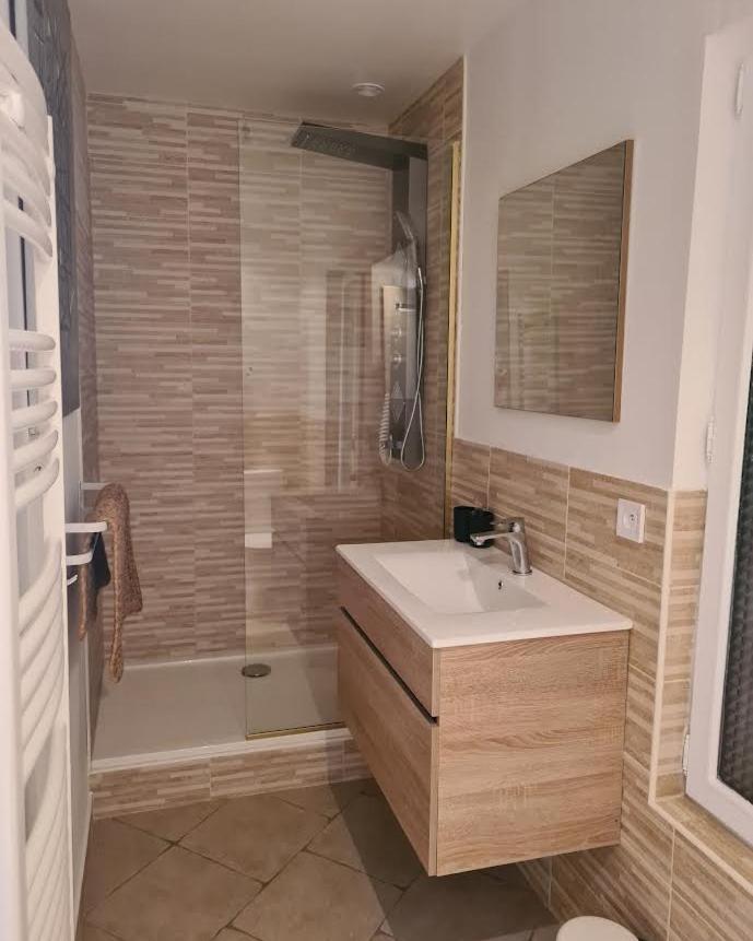 Gite En Face Du Chateau De Nizas, 4 Chambres D'Hotes Et 1 Appartement Familial Avec 2 Chambres Extérieur photo